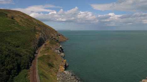 Eisenbahn,-Die-An-Einem-Sonnigen-Tag-Auf-Einem-Hügel-Entlang-Der-Küste-Fährt