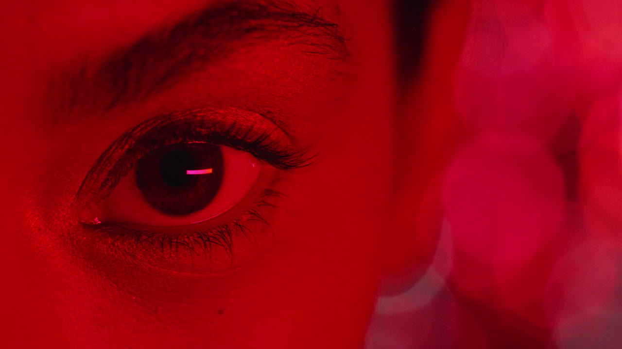 클로즈업 매크로 눈 다채로운 메이크업 아이샤도 다채로운 빛 클럽 컨셉에서  ⁇ 박이는