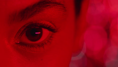 ojo macro de cerca con maquillaje colorido sombra de ojos multicolor luz parpadeante en el concepto del club