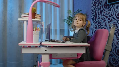niña alumna escolar aprende lecciones con el maestro en casa usando una computadora portátil digital