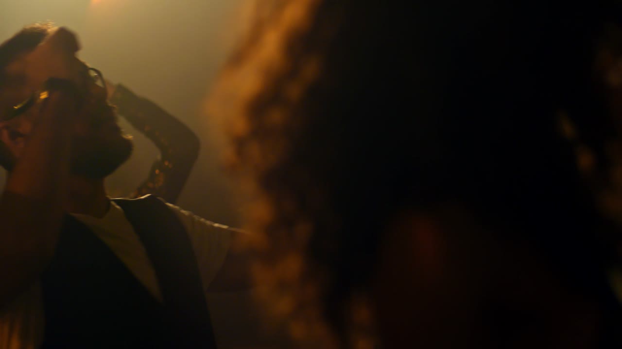 asiático alegre bailando en una fiesta