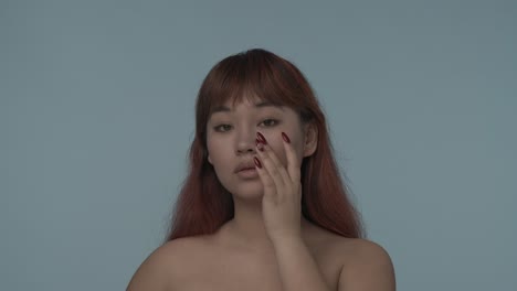 피부 관리 를 하는 여자
