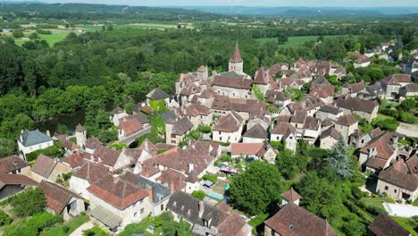 punto de vista alto del pueblo de carennac en el valle de la dordogne francia dron , aéreo