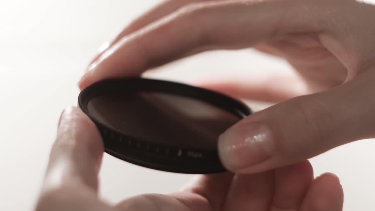 카메라 필터를 들고 있는 사람