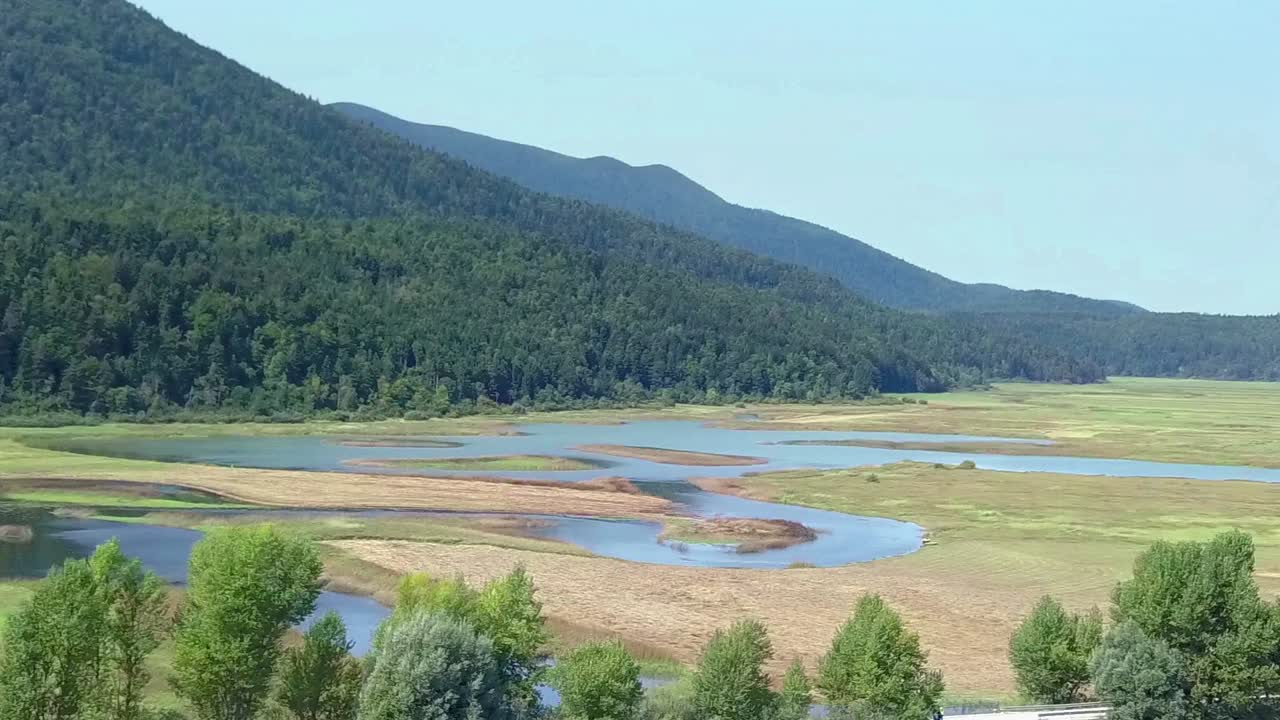 vista aérea del lago intermitente parcial en el lago cerknica en eslovenia