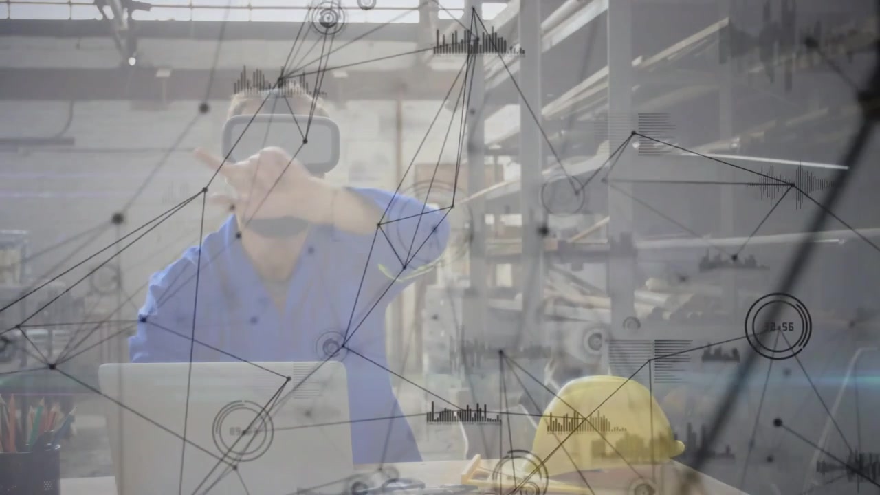 Video verticale: Tecnico che indossa una cuffia, utilizza un laptop e sposta nodi di rete per la pianificazione della riparazione.