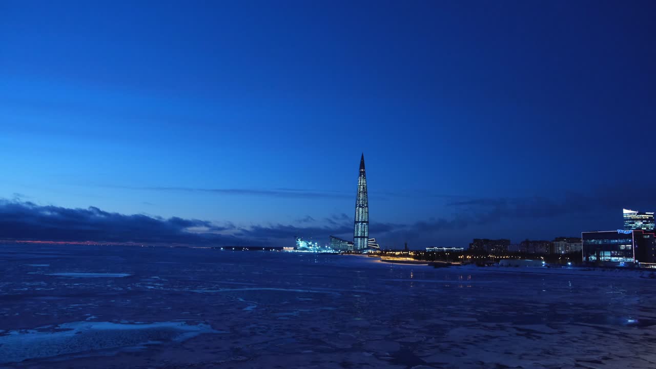 얼어붙은 호수 위 에 있는 도시 마천루 의 야간 풍경