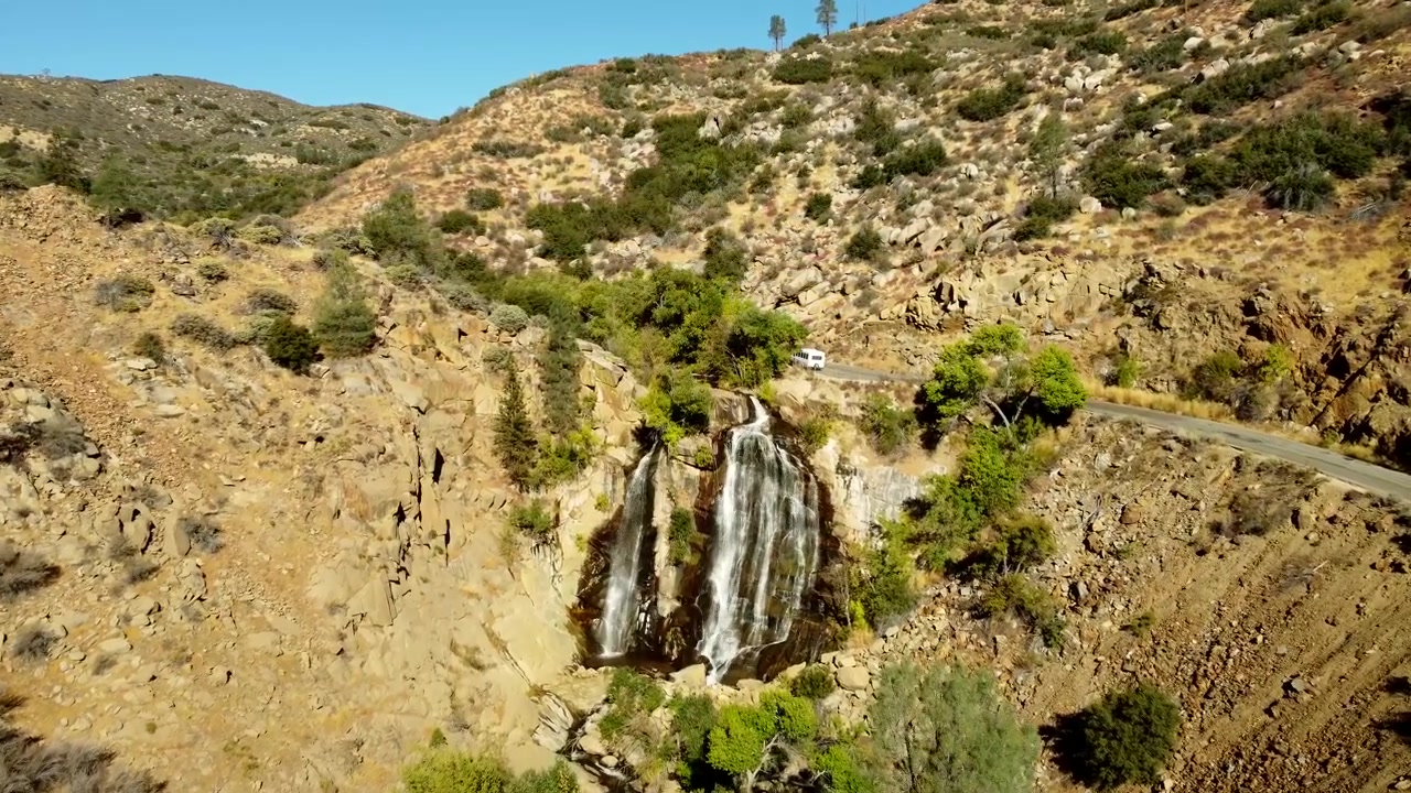USA, CA, Kernville, South Creek Waterfall, 45586 - Vista drone della cascata South Creek sul fiume Kern vicino a Kernville