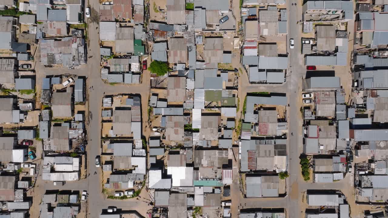 aerial de arriba hacia abajo de un barrio densamente poblado en el suburbio de ciudad del cabo, sudáfrica. distrito peligroso con casas de baja clase.
