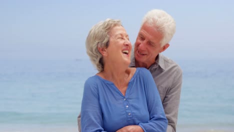 una pareja de ancianos abrazándose.