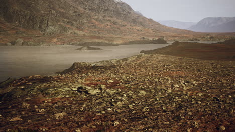 Schöne-Aussicht-Auf-Neblige-Berge-Mit-Einer-Spiegelung-In-Einem-See