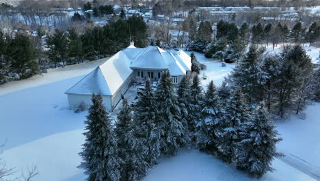 Aerial-reveal-of-large-mansion-in-America