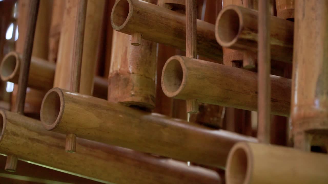 angklung, instrumento musical tradicional indonesio hecho de bambú