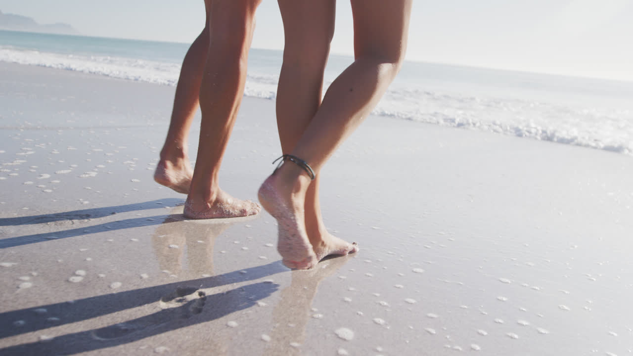 Una coppia caucasica che si diverte sulla spiaggia.