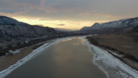 Magischer-Drohnenflug-über-Dem-Thompson-River:-Ein-Sonnenuntergang-über-Verschneiten-Gewässern-Von-Kamloops