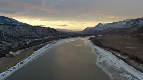 Vuelo-Mágico-De-Drones-Sobre-El-Río-Thompson:-Una-Puesta-De-Sol-Sobre-Aguas-Nevadas-De-Kamloops