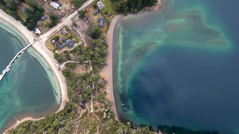impresionantes imágenes aéreas de arriba hacia abajo de las aguas cristalinas y playas prístinas en bahía brava y mansa en villa la angostura, mostrando la belleza de los paisajes costeros de la patagonia.