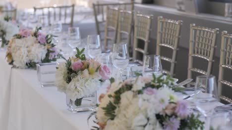 una mesa puesta en una boda
