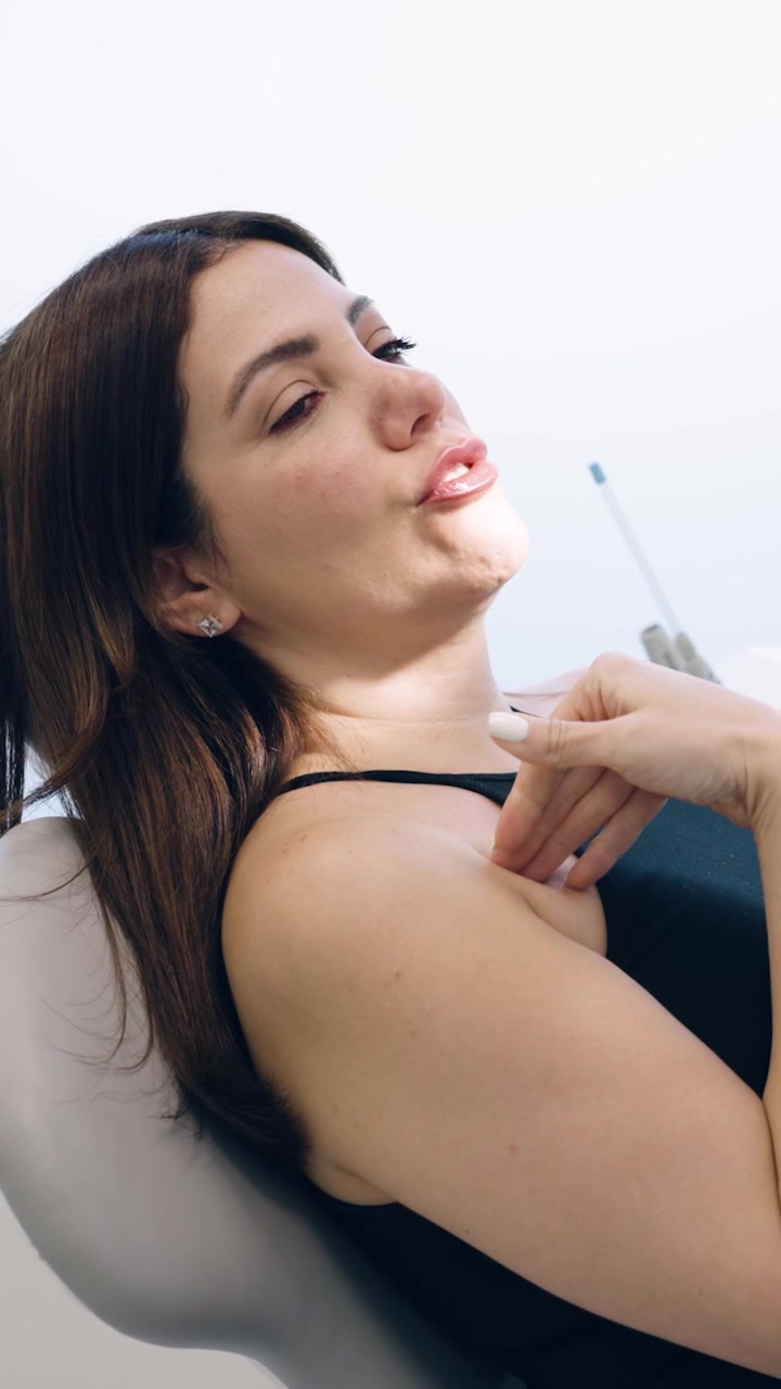 Donna che riceve un trattamento estetico in una clinica professionale