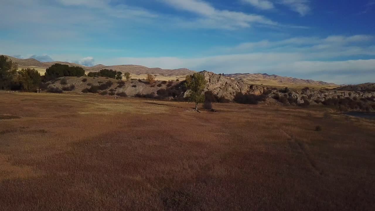 tiro deslizante de meseta con montañas en el fondo