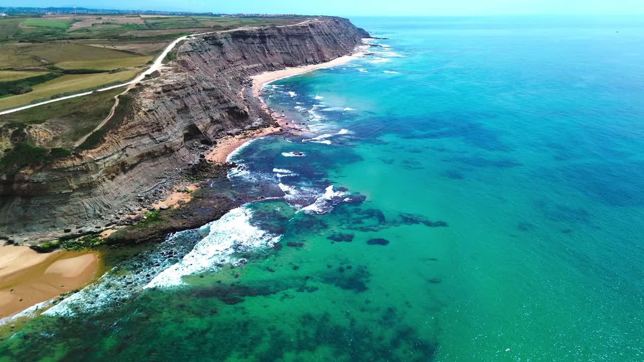 바다, 무너지는 파도, 열대 해변과 가파른 검은 절벽의 항공 전망, 4k