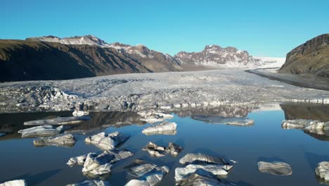 fotografía de un glaciar en islandia durante el invierno por la mañana13