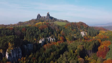 Orbitando-Alrededor-De-Las-Ruinas-De-Un-Castillo-Checo-Trosky-Y-Bosque-Otoñal-Mixto-Con-Rocas