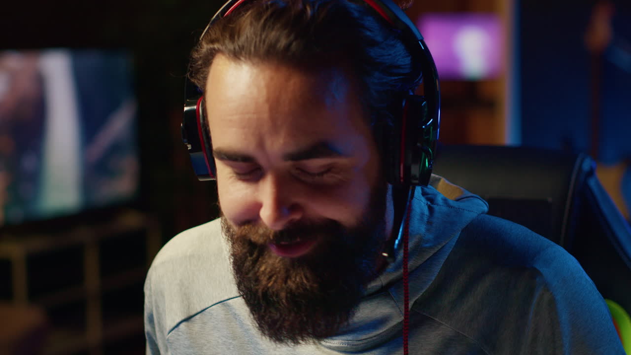 jugador de esports centrado en derrotar a los enemigos durante la transmisión en vivo