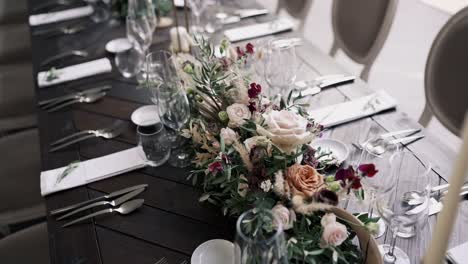 Decoración-De-Flores-En-La-Mesa-Del-Día-De-La-Boda