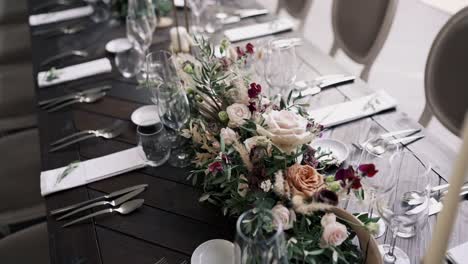 decoración de flores en una mesa de un día de boda