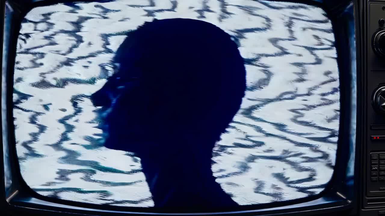 Primo piano di uno schermo TV vintage che mostra rumore statico, che evoca un'estetica video retrò