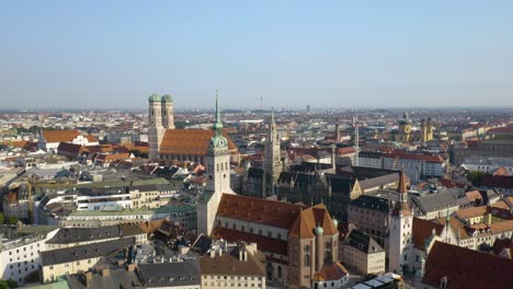 toma aérea fija de iglesias icónicas en munich, alemania