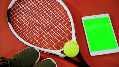 tabletas digitales y equipos deportivos en el piso rojo 4k