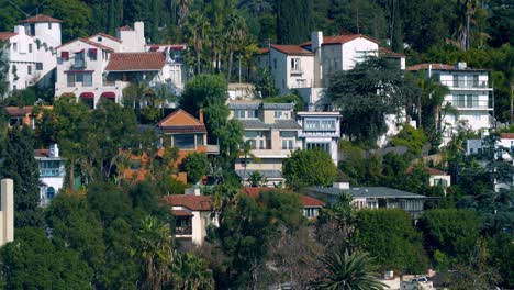 Gehobene-Häuser-Auf-Einem-Hügel-Im-Orange-County-In-Südkalifornien-An-Einem-Hellen-Sonnigen-Tag,-Gesperrte-Aufnahme