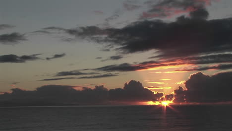 el sol cuelga bajo sobre el océano