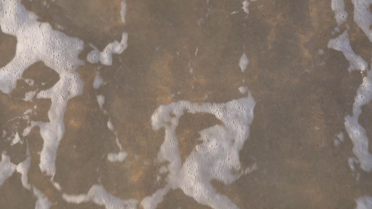 toma de fondo de olas sobre arena blanca en la playa