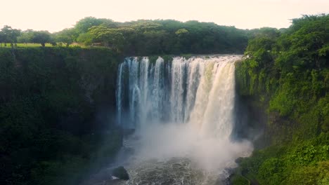 Aéreo,-Alejándose-De-Las-Cataratas-De-Eyipantla-Para-Mostrar-El-Río-Y-El-Barranco