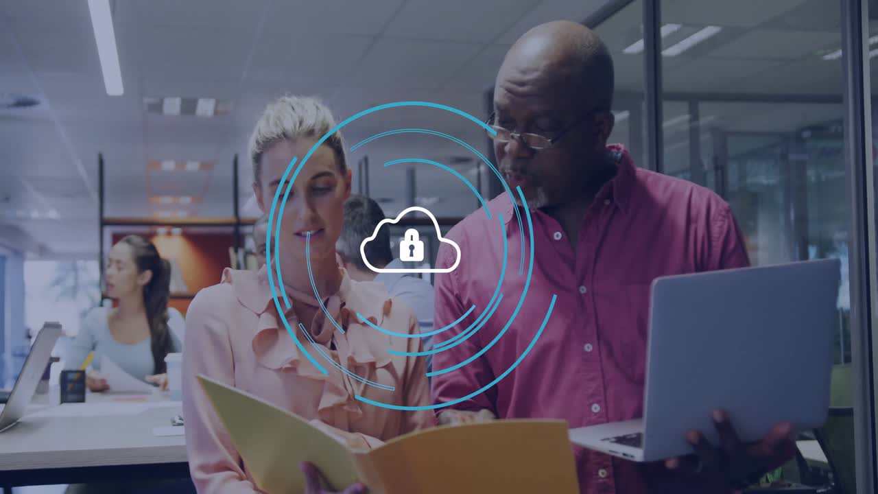 Consulente tecnologico e analista che esaminano appunti, rivelando anelli cloud animati e bloccati per un trasferimento sicuro.