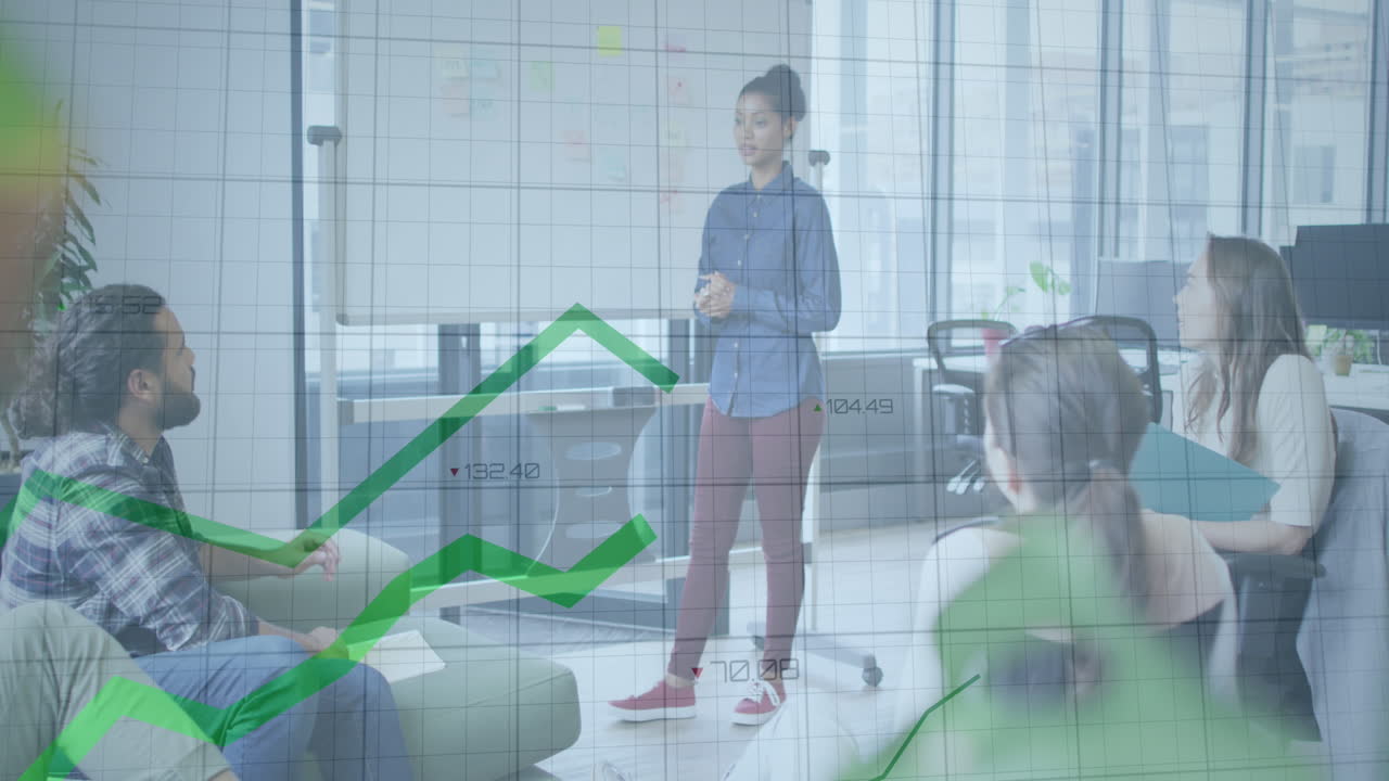 Animazione di elaborazione dati statistici su sfondo di una donna birazziale che fa una presentazione in ufficio