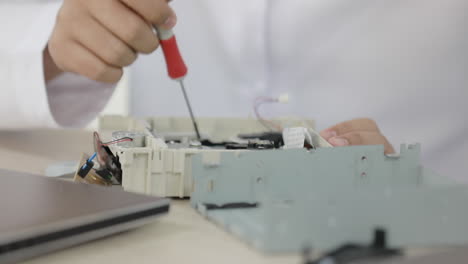 student learning how to Fix device