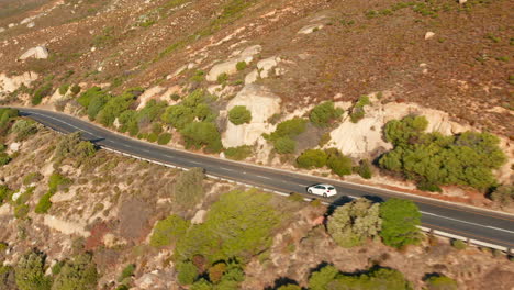 conducción de automóviles en victoria road en un día soleado de verano en ciudad del cabo, sudáfrica
