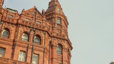 Fachada-Exterior-Y-Ventanas-Del-Hotel-Midland-En-Manchester,-Inglaterra,-Reino-Unido.