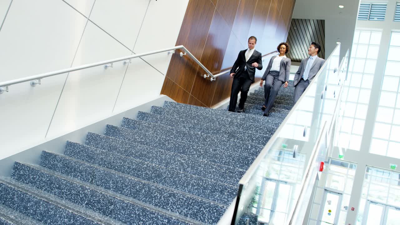 squadra finanziaria multietnica maschile femminile che utilizza la tecnologia