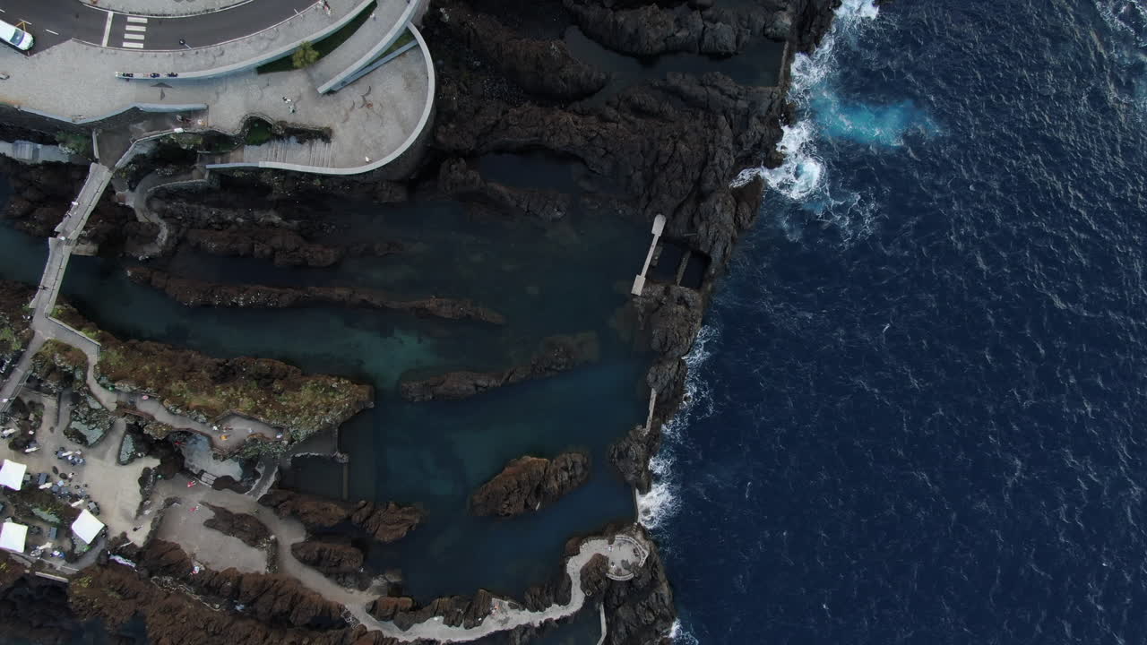 toma aérea aérea y aumenta la altura sobre las hermosas piscinas naturales que se encuentran en la ciudad de porto moniz, en madeira