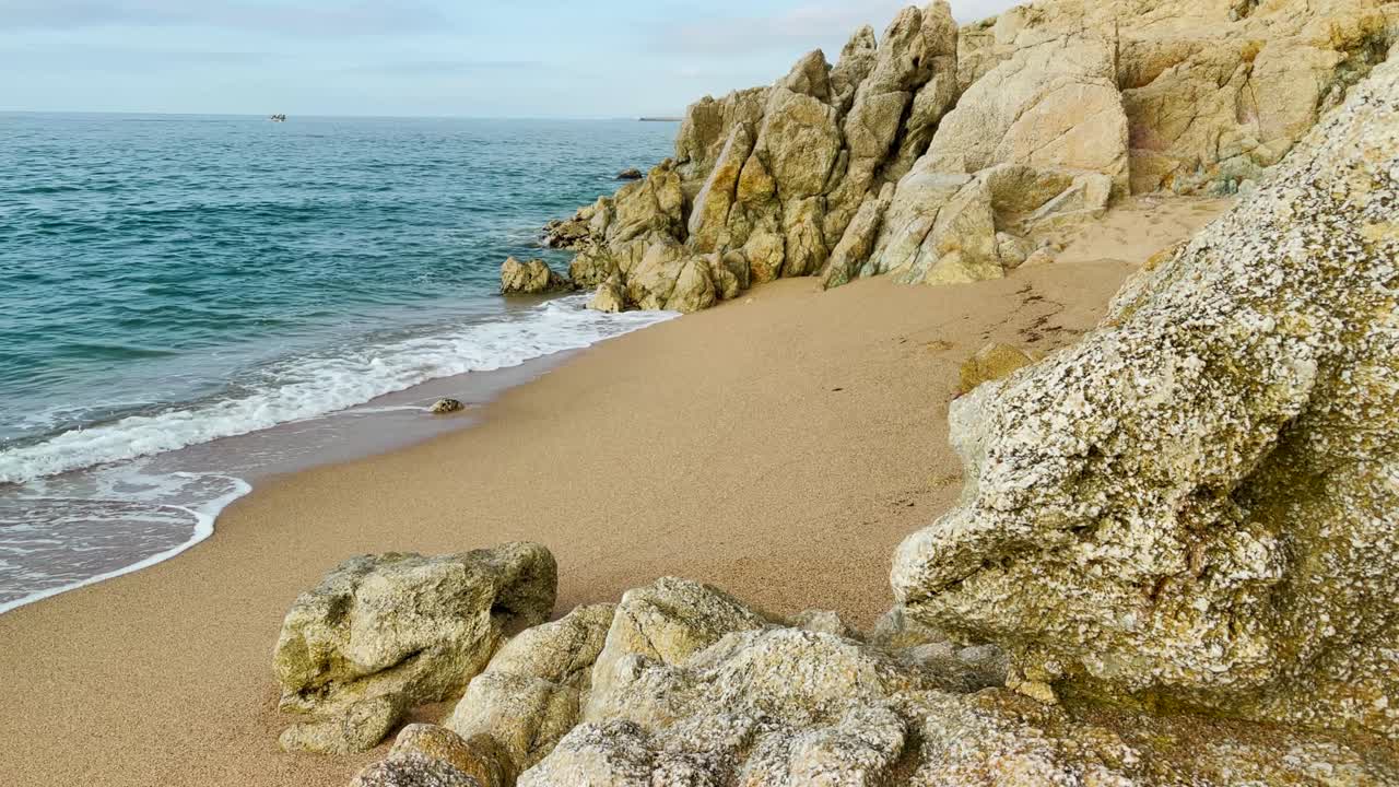 no hay gente hermosa playa paradisíaca en la costa mediterránea del maresme barcelona vista aérea agua azul turquesa con rocas naturales