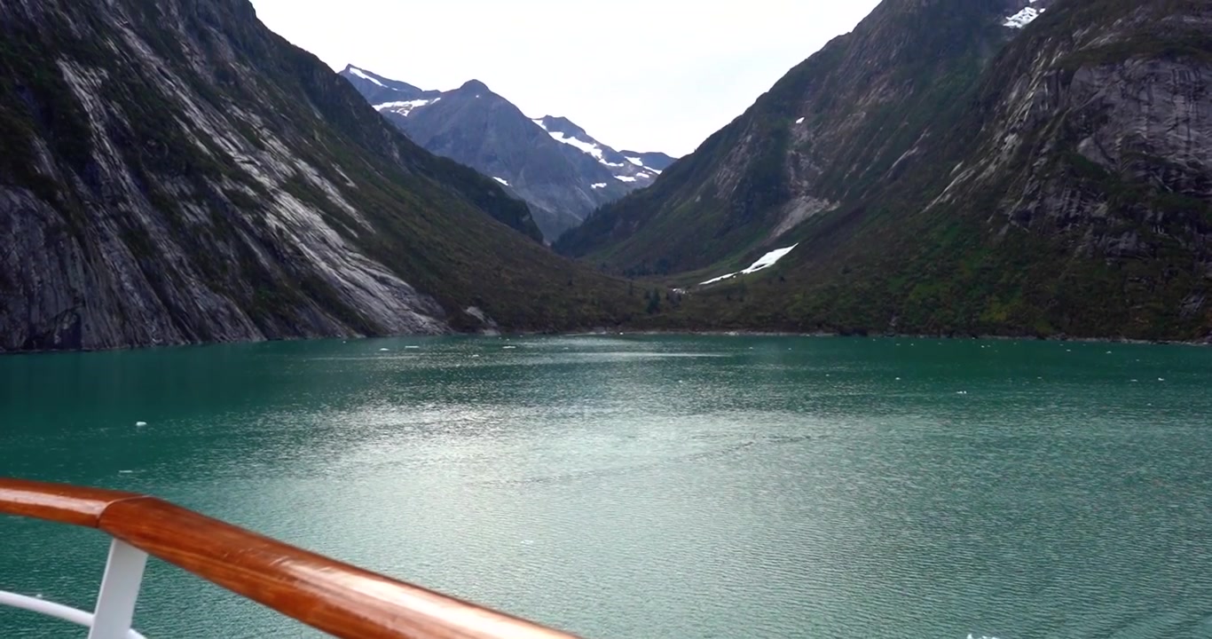 Tracy Arm -vuonon vuoret nähtynä risteilyaluksen kannelta