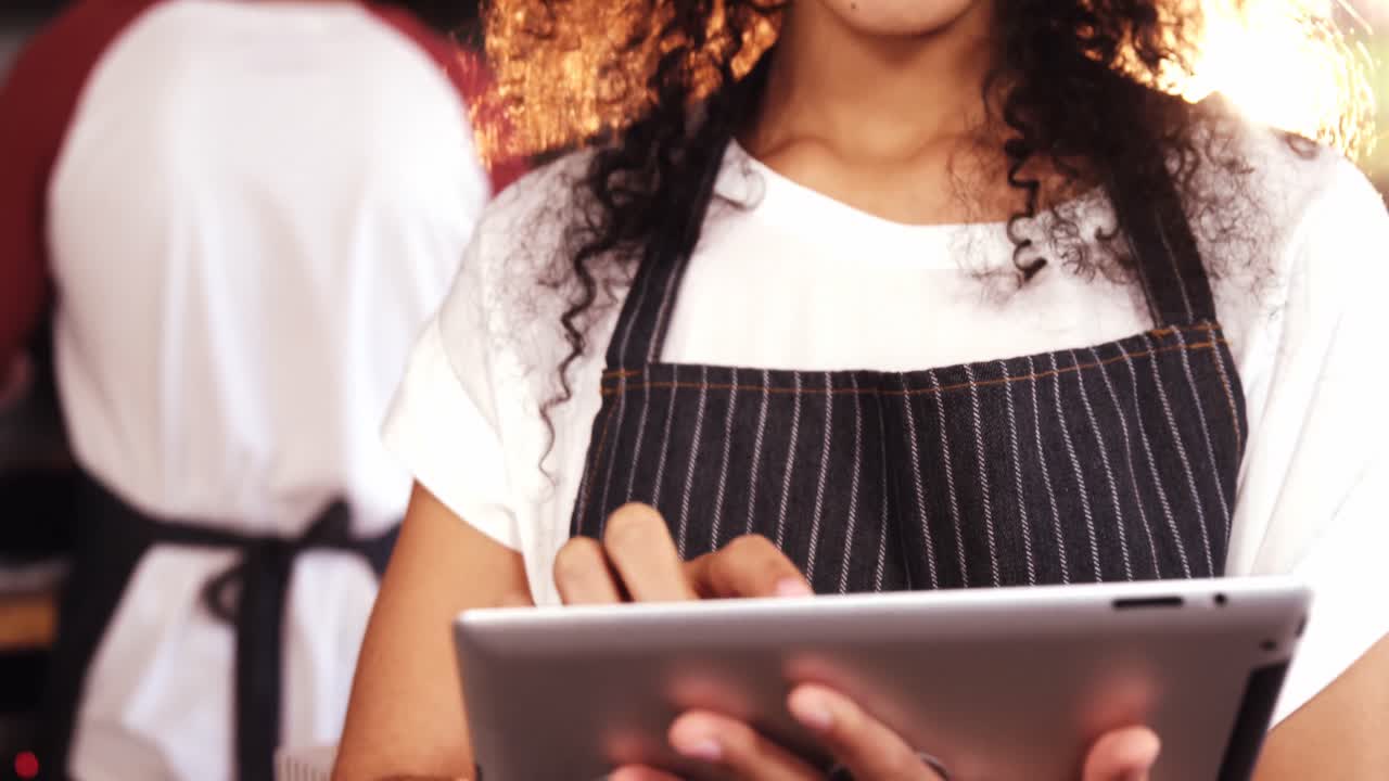 retrato de una guapa camarera usando una tableta