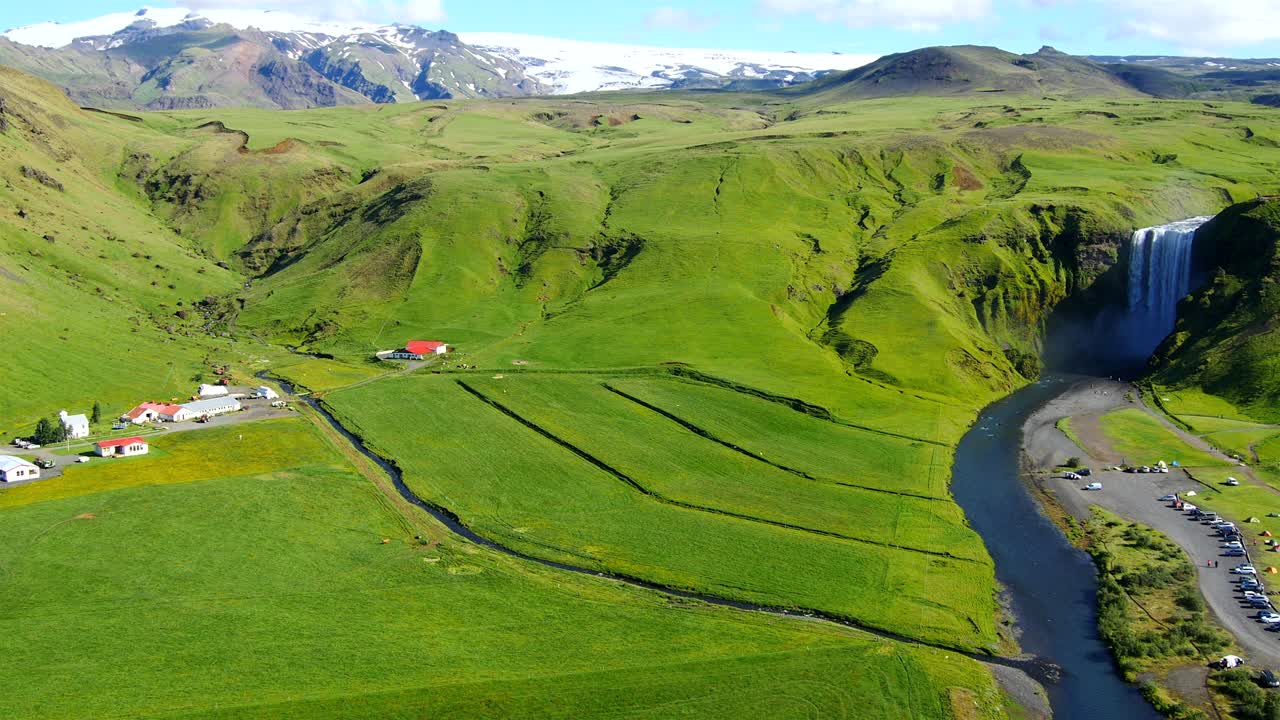아이슬란드 의 스코가포스 폭포 주변 의 공중 사진