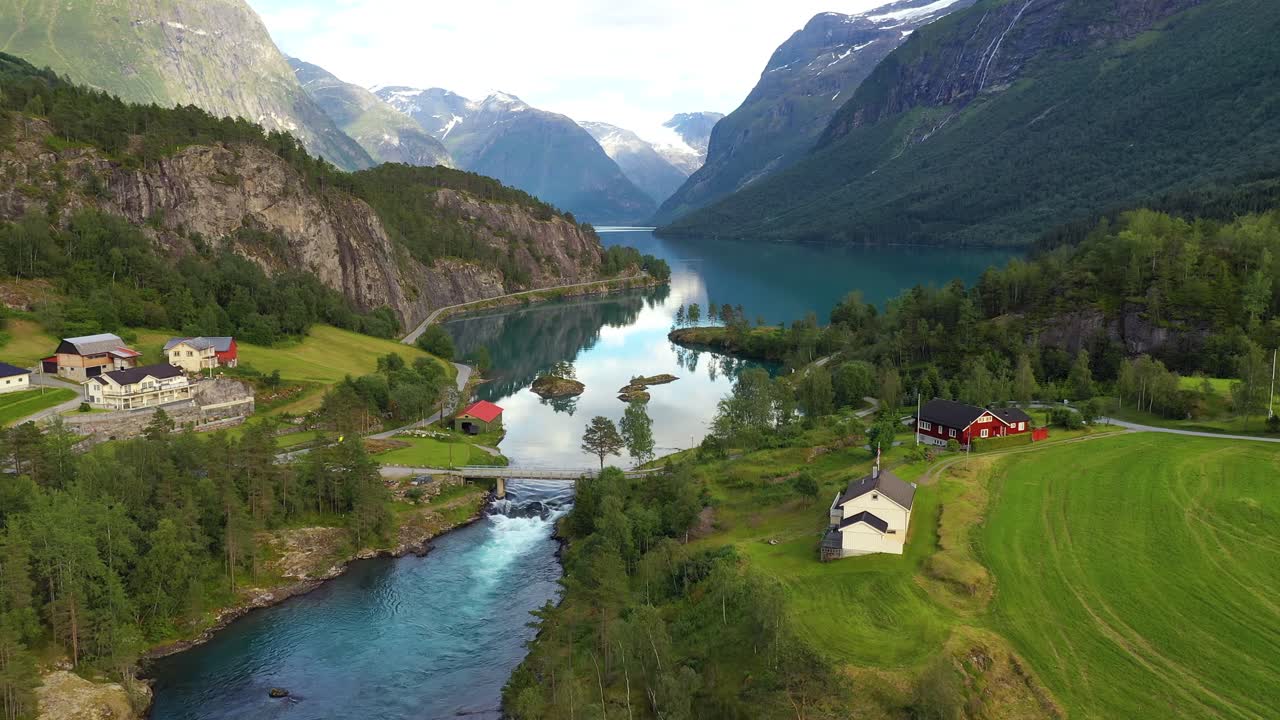 la hermosa naturaleza de noruega paisaje natural lago lovatnet.