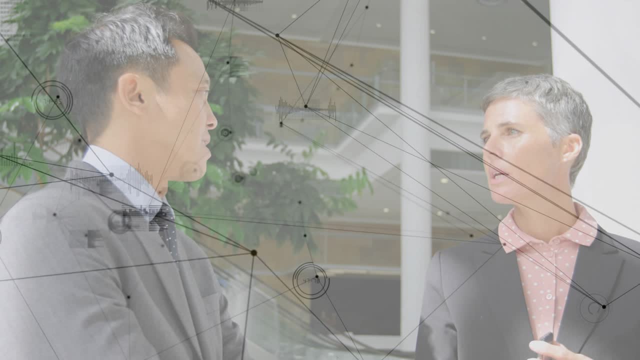 Overlay HUD che appare e si sposta mentre due colleghi parlano, una donna mostra il telefono per prendere decisioni.
